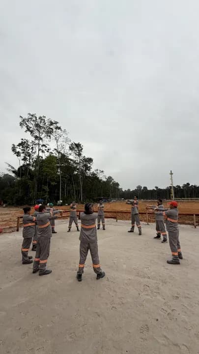 SEGURANÇA — Equipe Solutec reunida para o Diálogo Diário de Segurança (DDS) em campo — Engenharia Industrial Manaus SEGURANÇA — Equipe Solutec reunida para o Diálogo Diário de Segurança (DDS) em campo — Engenharia Industrial Manaus
