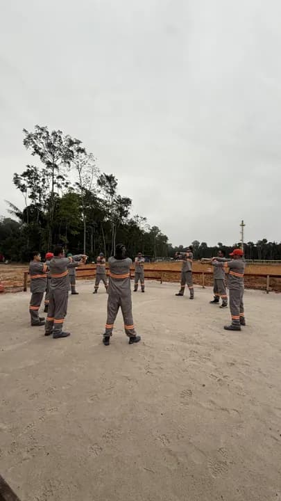 SEGURANÇA — Diálogo Diário de Segurança (DDS) com a equipe no canteiro — Solutec AM Engenharia Industrial Manaus SEGURANÇA — Diálogo Diário de Segurança (DDS) com a equipe no canteiro — Solutec AM Engenharia Industrial Manaus