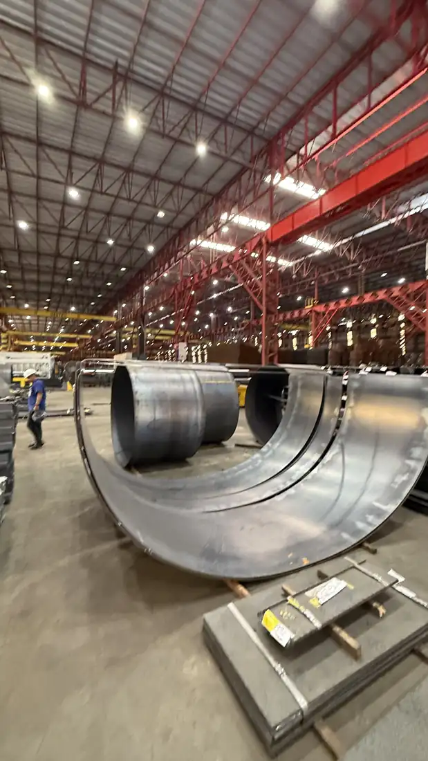 Técnico da Solutec AM na fabricação de calandrado e virola em galpão industrial — Manaus
