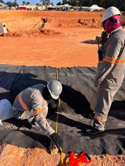Preparação Mecânica Instalação Geomembrana — Solutec AM