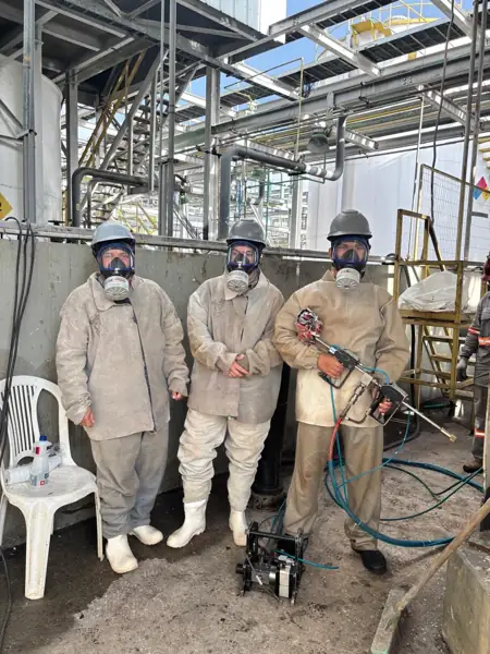 Equipe da Solutec AM com EPI completo para trabalho em espaço confinado — Manaus